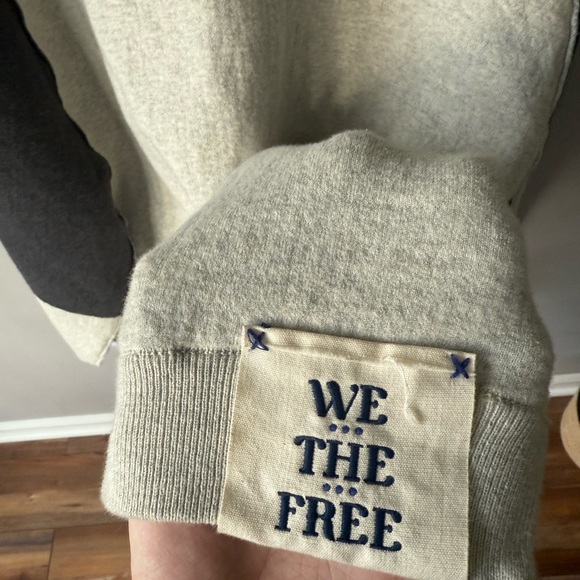 Color block mock neck - Picture 5 of 6